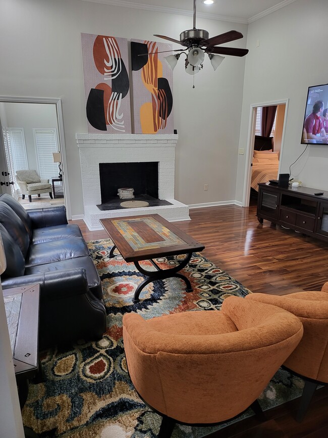 Building Photo - 33 Semple St