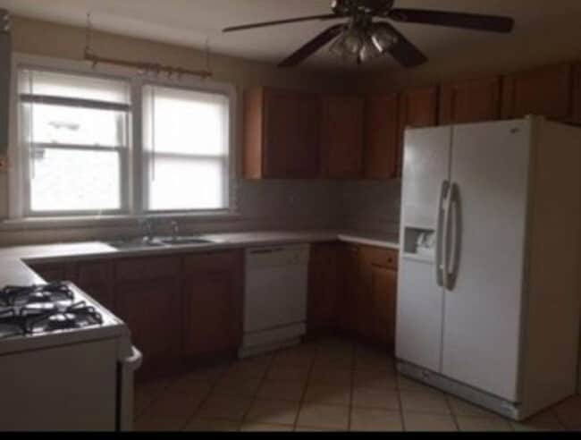 Building Photo - 2640 W Greenleaf Ave