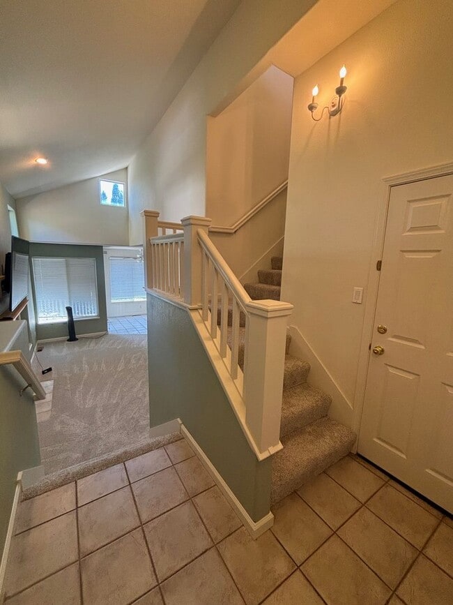 Building Photo - 4 bedroom 2.5 Bathroom Skyhawk Single Fami...