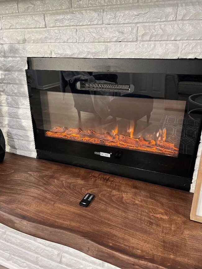 Chimenea eléctrica en la sala de estar - 1344 Pinnacle Rd