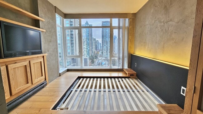 Building Photo - 480 Robson St