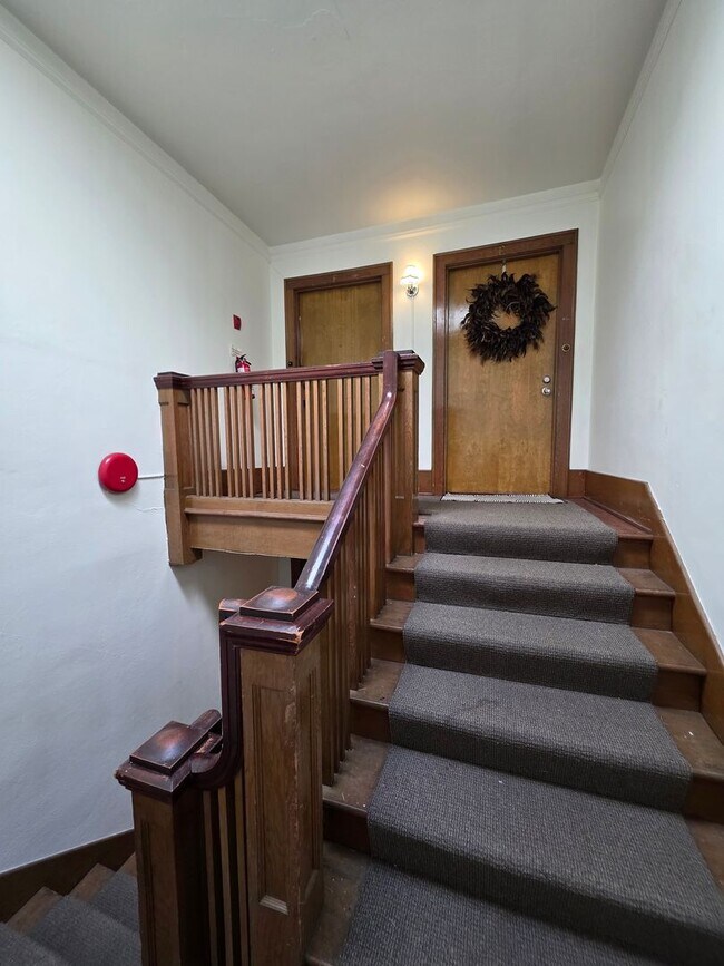 Building Photo - Large 1 bedroom Historic condo - Top Floor unit with a charming interior-  Available now!