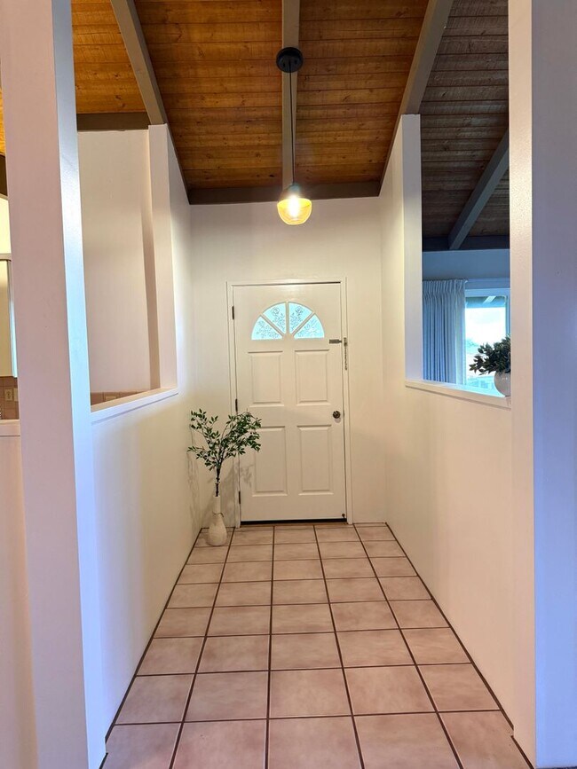 Foto del edificio - Beautiful 3 Bedroom / 2.5 Bathroom Home in Wailuku Heights!
