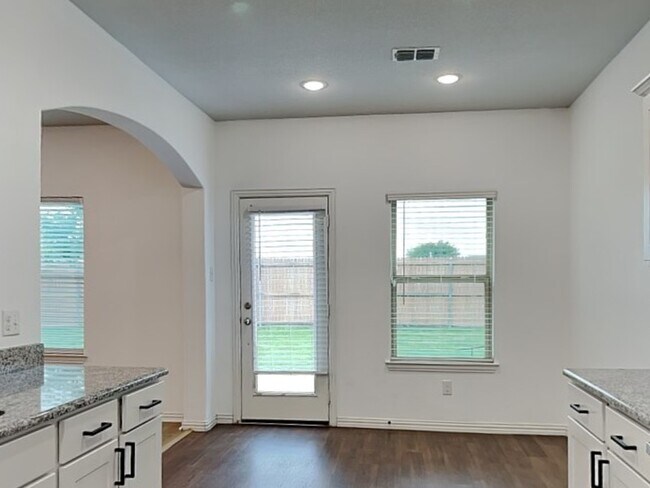 Foto del edificio - 1548 Woodlake Dr