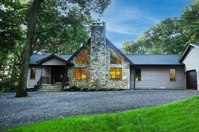 Foto del edificio - 314 Bear Hollow Rd