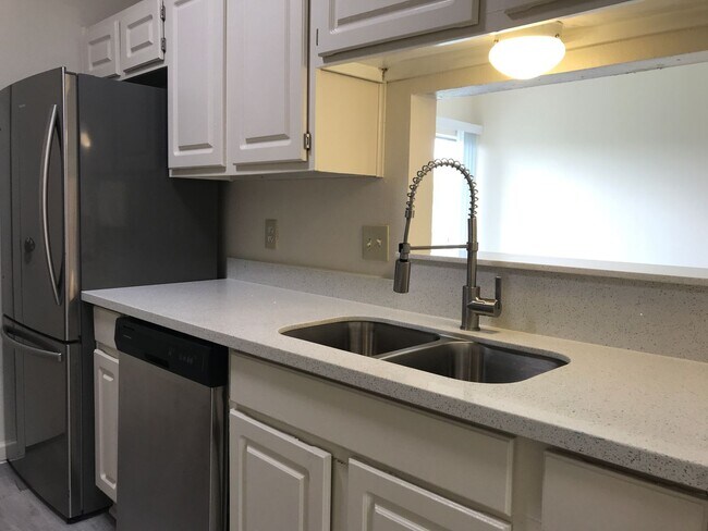 Foto del edificio - Great Location 2/2 BACKS TO NORTHEN WALNUT CREEK TRAIL