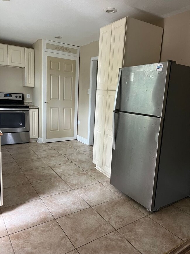 Building Photo - Jackson Barracks Single