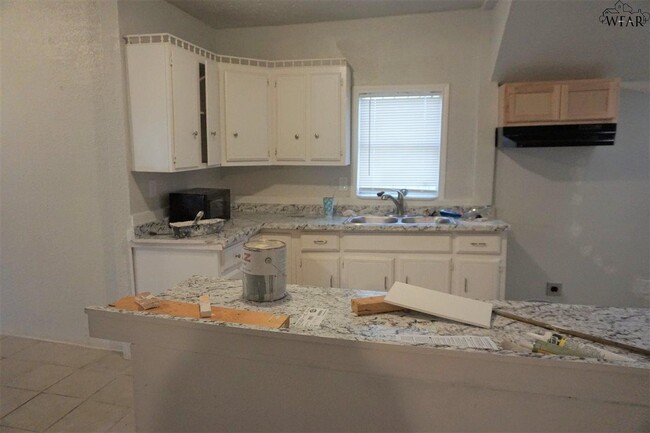 Building Photo - 1021 N Beverly Dr