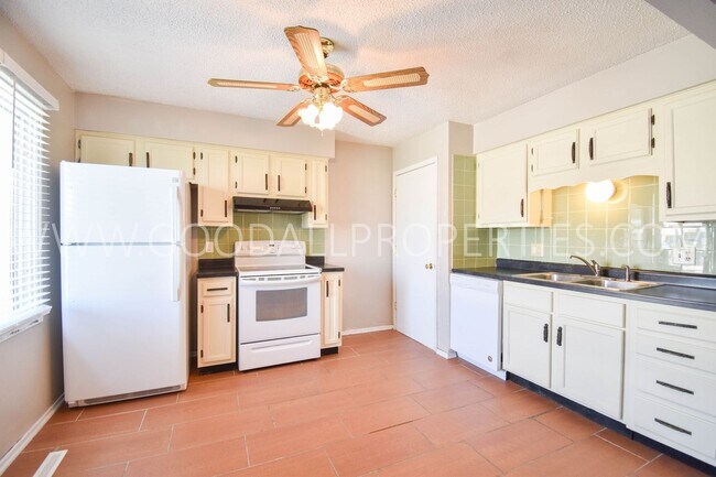 Foto del edificio - 2 Bedroom 1 bath duplex with unfinished basement near Merle Hay Mall