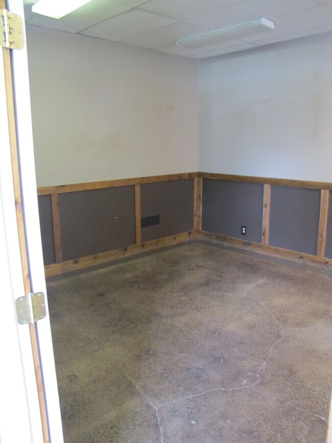 Main area. - 712 Bridge St