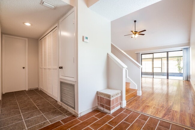 Building Photo - 402 E Springtree Way