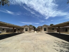 Building Photo - 300 W Albatross Ave
