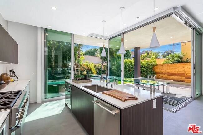 Foto del edificio - 8932 Dorrington Ave