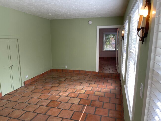 Foto del edificio - 2301 Beverly Glen Pl