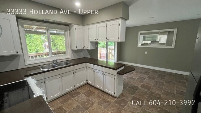 Building Photo - Charming 3 Bedroom Upper