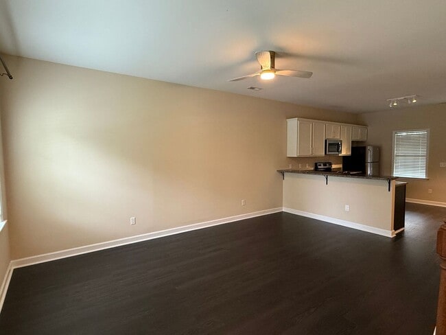 Building Photo - Nice 2 bedroom, 2.5 bath Townhouse