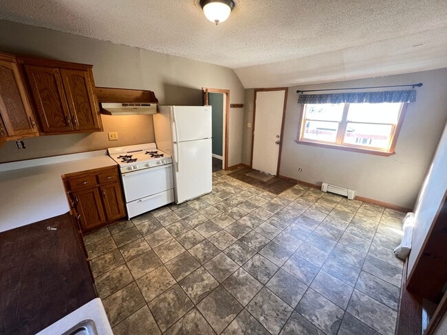 Building Photo - Upper Level 2 Bedroom Apartment - AVAILABLE JUNE