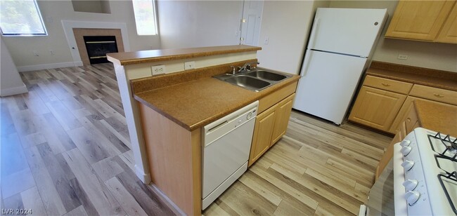 Building Photo - 8250 N Grand Canyon Dr