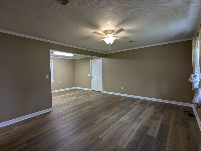 Building Photo - 1708 N McSwain Dr