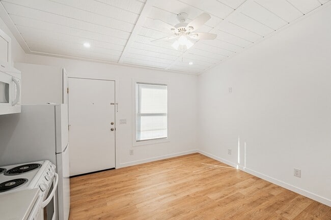 Building Photo - 204 Marlin St