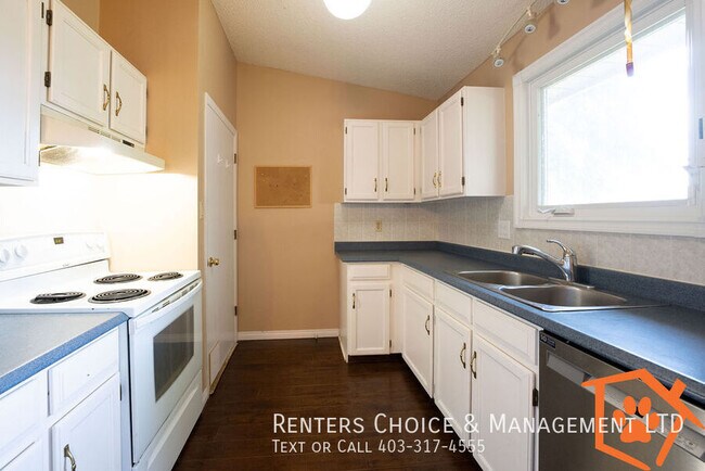 Photo du bâtiment - 3 Bedroom Main Floor, UTILITIES INCLUDED