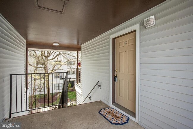 Building Photo - 1609 Carriage House Terrace