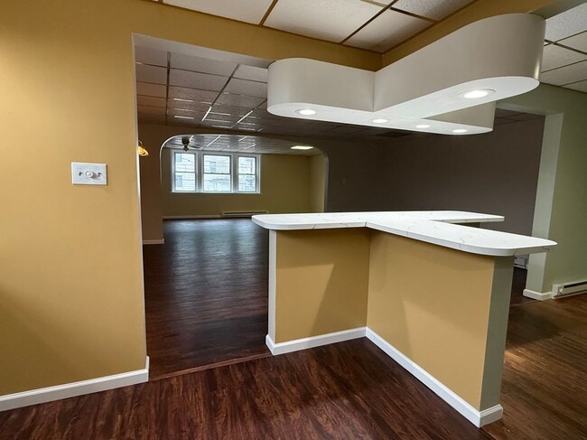 Building Photo - 132 E Main St