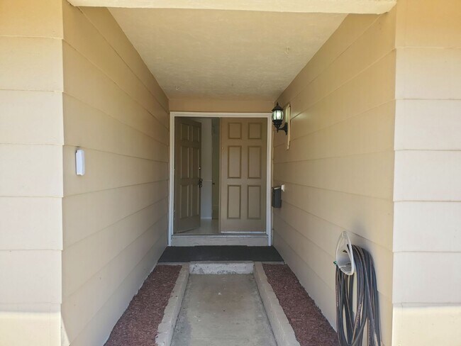 Foto del edificio - Corner lot detached SFR with a fenced yard in a wonderful neighborhood available 12/20/2025.