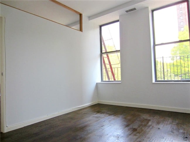 Building Photo - 124 Seigel St