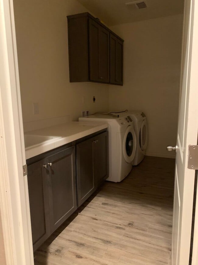 Building Photo - 4 Bed 2 BA in great neighborhood