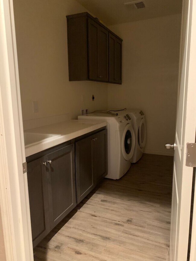 Foto del edificio - 4 Bed 2 BA in great neighborhood