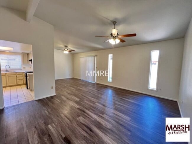 Building Photo - Great 3 bedroom home with large back yard ...
