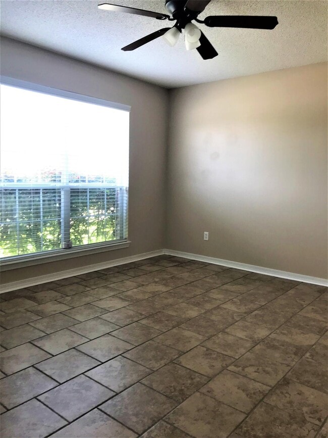 Building Photo - 335 Egan Dr