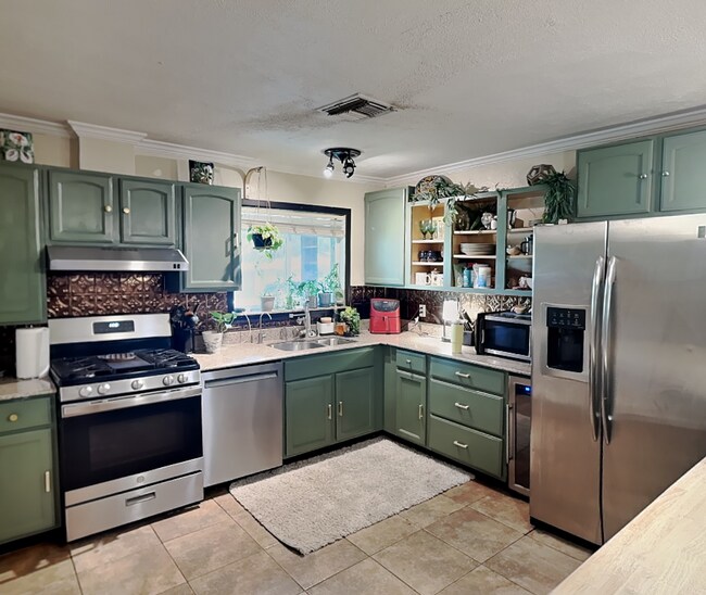 Foto del edificio - Ridglea South Gem with Designer Kitchen, Double Living Spaces & Expansive Backyard Retreat!