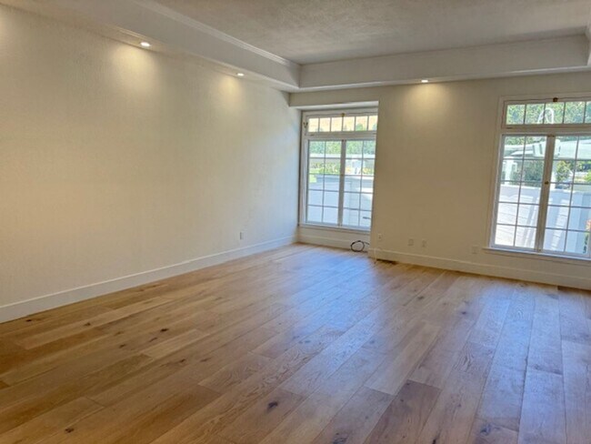Foto del edificio - Tri-level townhome in highly desirable Dia...