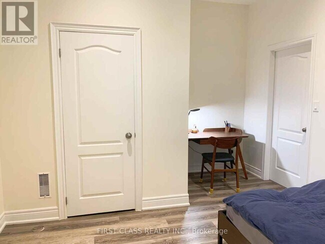 Photo du bâtiment - 132D Finch Ave E