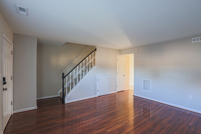 Building Photo - Beautiful 3 Bedroom 1.5 bath Move-In Ready!