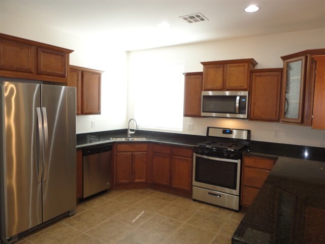 Foto del edificio - 3282 E Oakland St