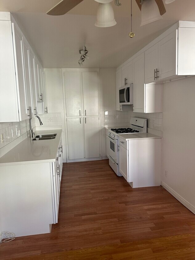 Foto principal - 3010 Montrose Ave