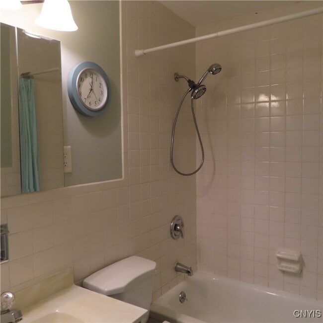 Building Photo - 7843 Glenwood Dr N