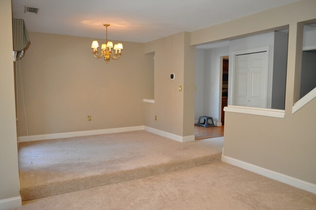 Building Photo - 8 Willow Ln