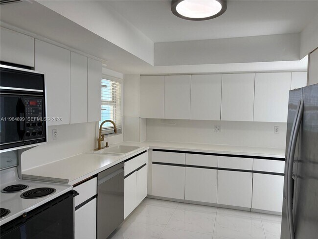 Building Photo - 3180 S Ocean Dr