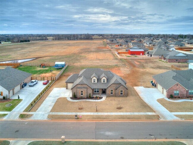 Building Photo - Very Nice 5 Bedroom 3.5 Bathrooms with Bonus Room Mustang Schools