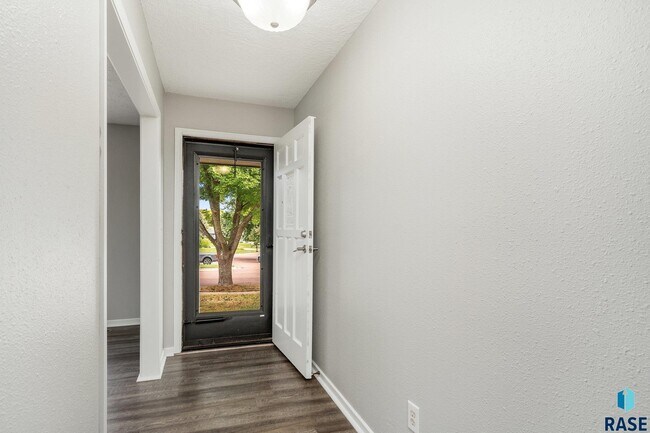 Building Photo - 2412 S Sheffield Cir