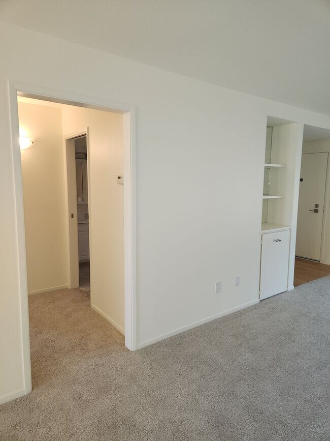 Building Photo - Lovely 2 bedroom, 2 bath in the Oakmont 55...