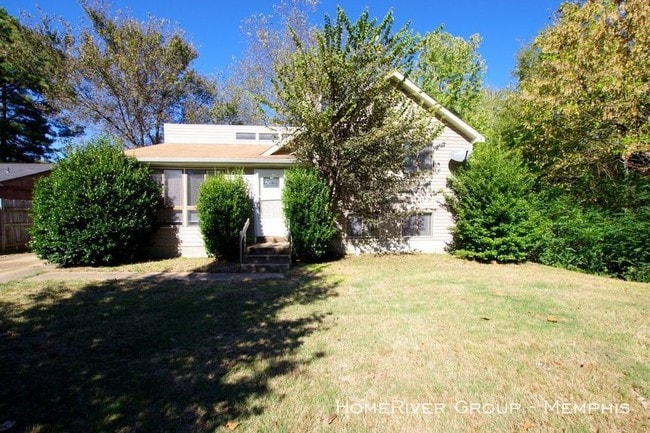 Building Photo - 4BR, 2.5BA Split Level! HALF OFF first month!