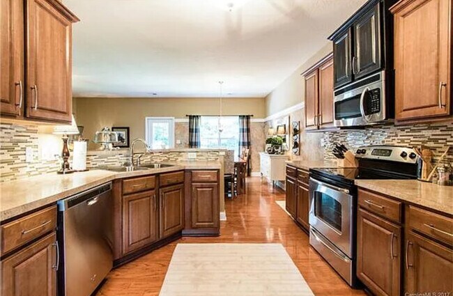 Foto del edificio - 7217 Caley St