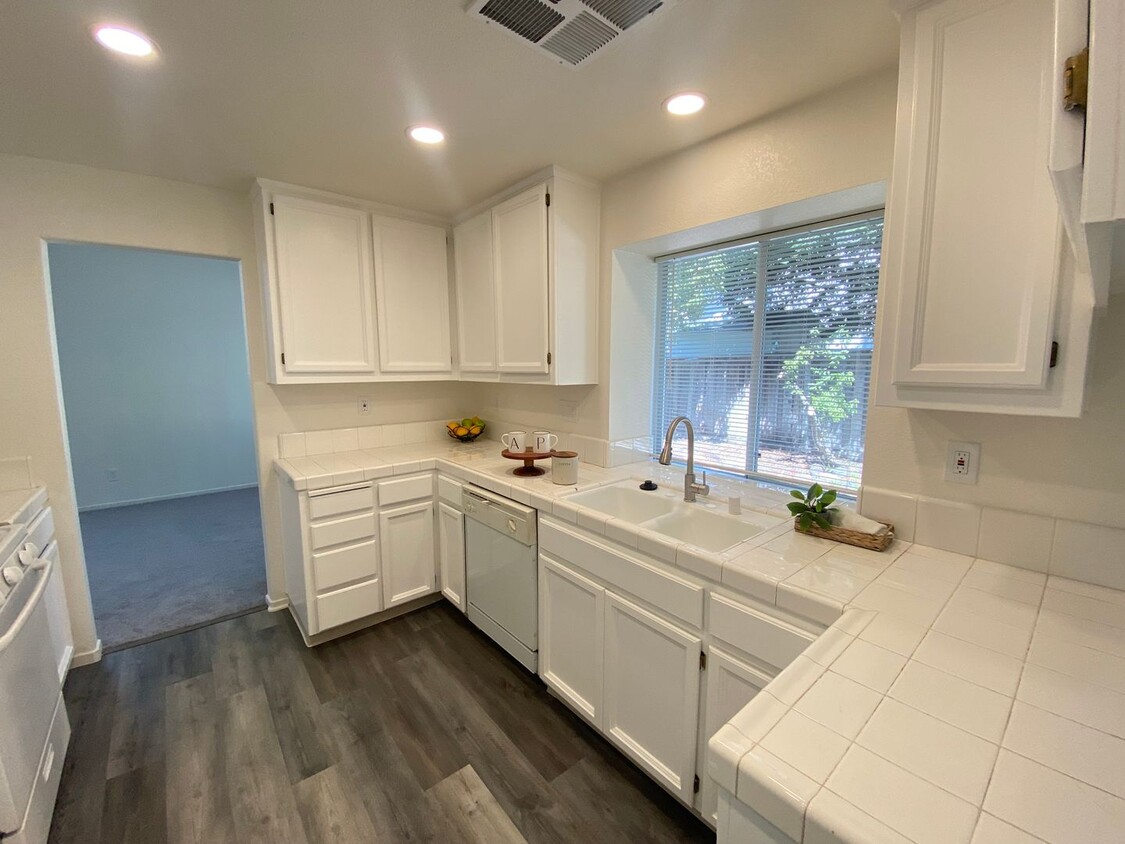 Primary Photo - Advent - Beautiful & Bright Updated Home W...