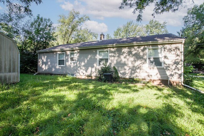Building Photo - Your Cozy Kansas City Retreat Awaits – Wit...