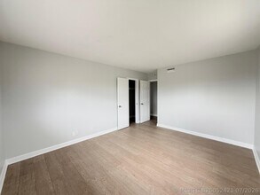 Building Photo - 1501 Crescent Cir